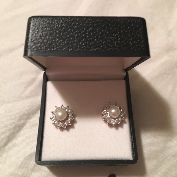 Beautiful Pearl & Diamond Earrings!