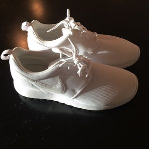 Perfect Condition NIKE White Roshe Runs Size 8.5