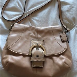 Cross over bag, light pink. In great condition