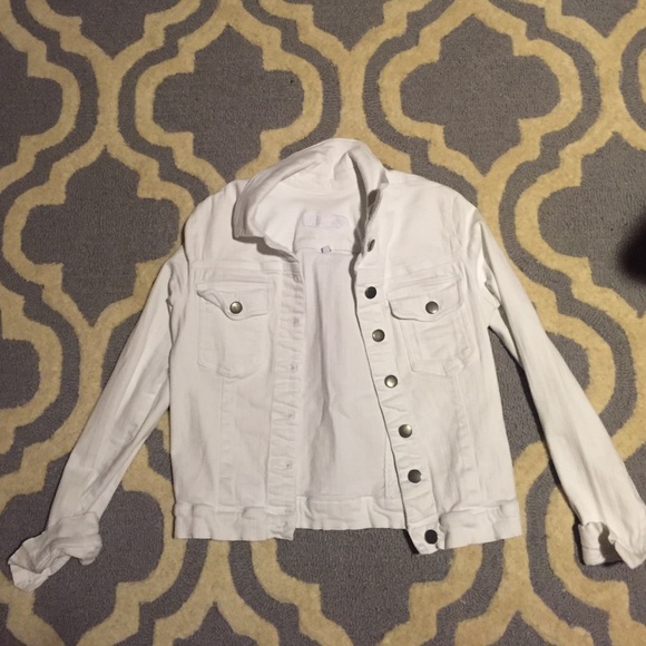 😎White jean jacket