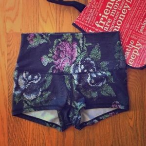 Lululemon floral roll-down boogie shorts size 6