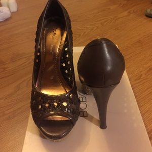 BCBGeneration brown woven pumps