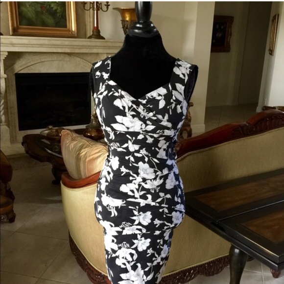 White House Black Market Dresses & Skirts - ⚡️Instantly Slimmimg Floral Tank Dress