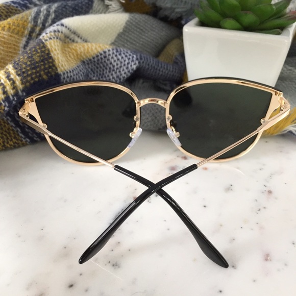 "Gisele" Sunglasses || Purple Mirror Butterfly - Picture 2 of 6