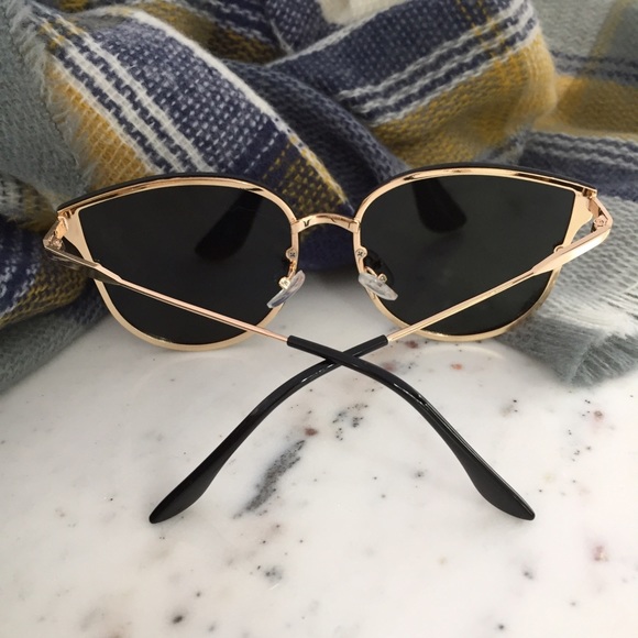 "Gisele" Sunglasses || Silver Mirror Butterfly - Picture 2 of 6