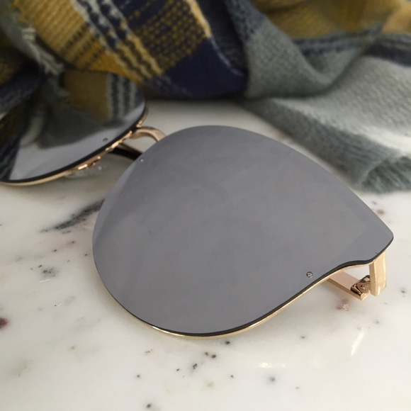 "Gisele" Sunglasses || Silver Mirror Butterfly - Picture 3 of 6