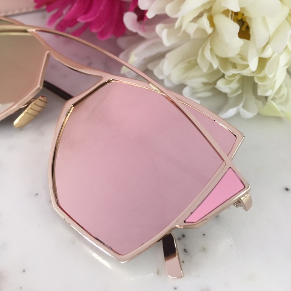 "Chiara" Sunglasses || Light Pink Mirror - Picture 3 of 7