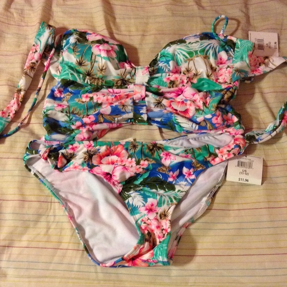 Super cute two piece swim suite