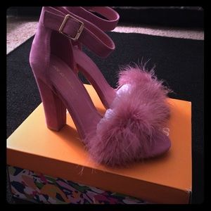 Pink furry shoes 😍😍