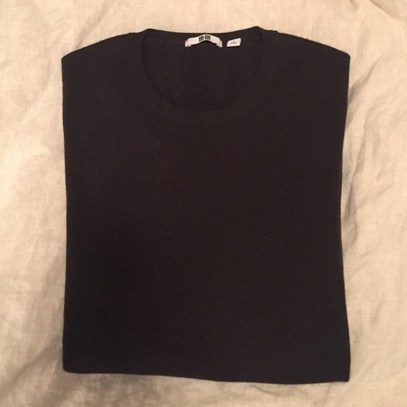 Dark brown UniQlo lightweight sweater men's sz M.