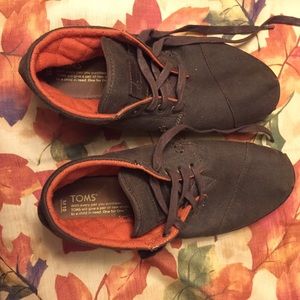 Brown and dark orange toms