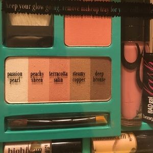 Benefit - Her name was Glowla... Make Up kit