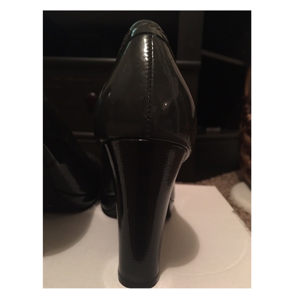 Gianni Bini dark gray heels. - Picture 3 of 4