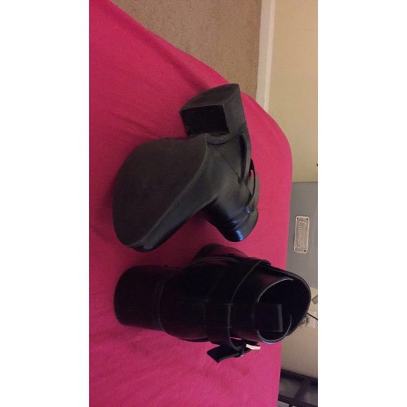 Pointed booties - Picture 3 of 3