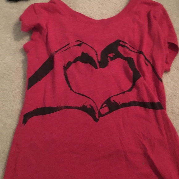Red love heard hang sign t-shirt