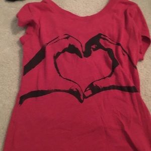 Red love heard hang sign t-shirt