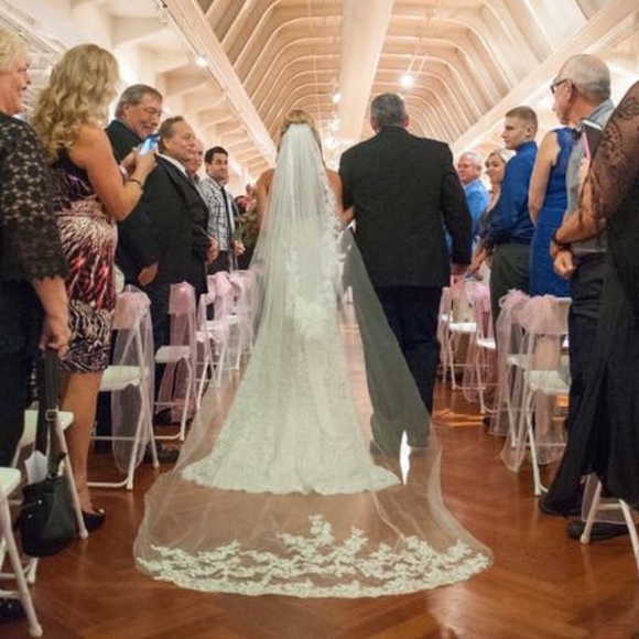 Beautiful lace veil 💕 - Picture 5 of 7