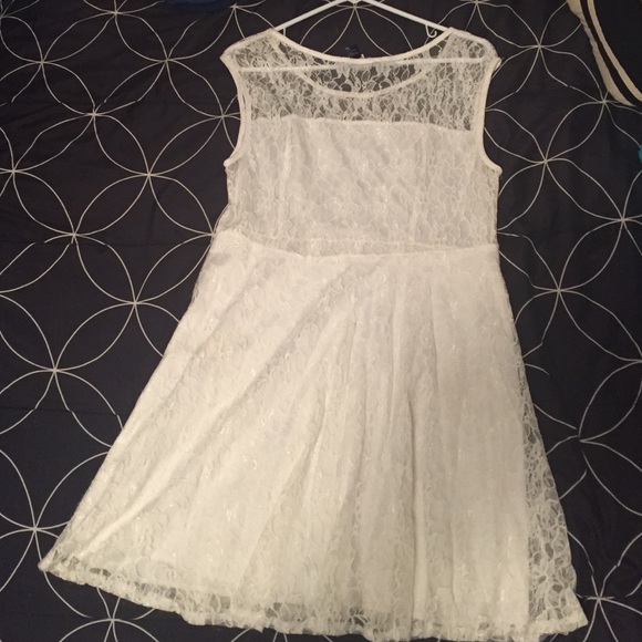 White lace dress - Picture 2 of 2