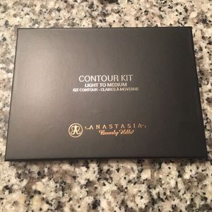 Anastasia Contour Kit (Light to Medium)