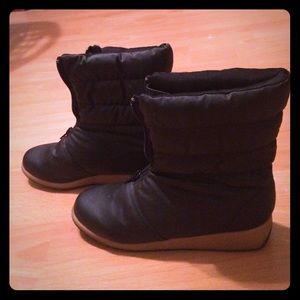 Black snow boots