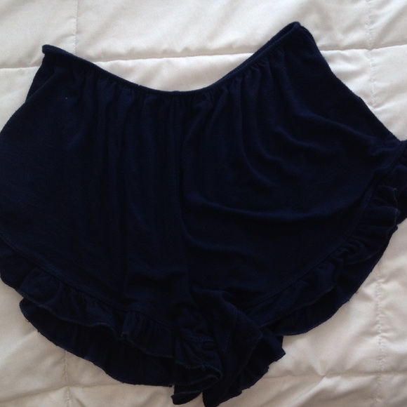 Brandy Melville vodi shorts.