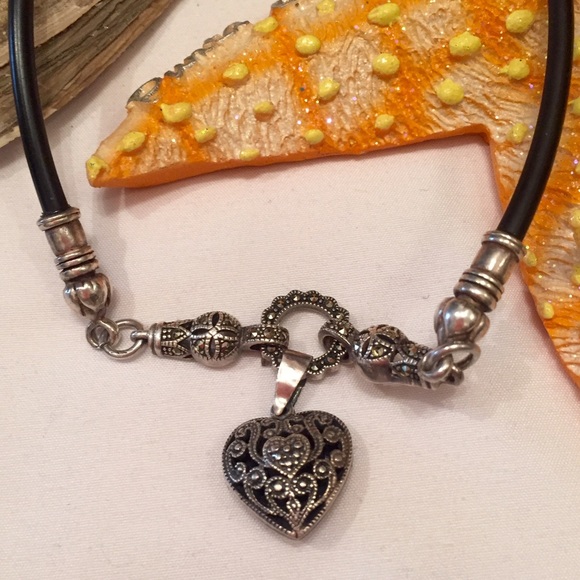 💕💕Silver & Black Heart Choker with Toggle💕💕 - Picture 2 of 3