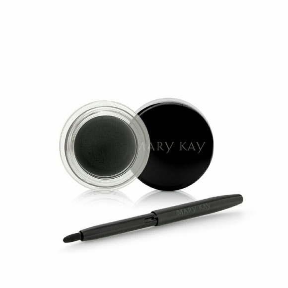 Gel eyeliner with expandable brush applicator