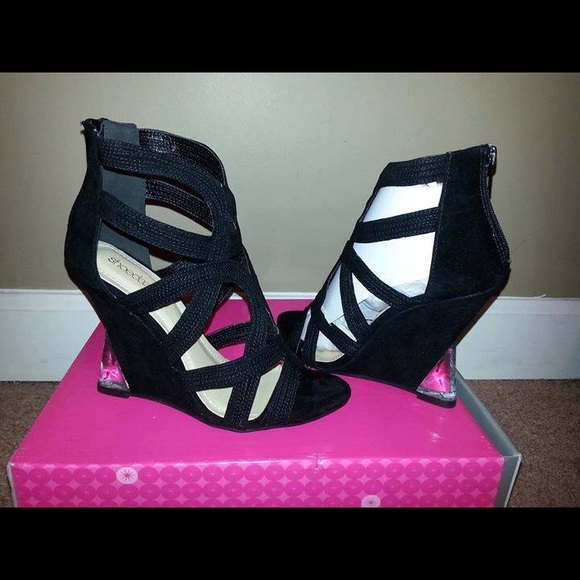 Shoedazzle Wedge Sandals Size 8