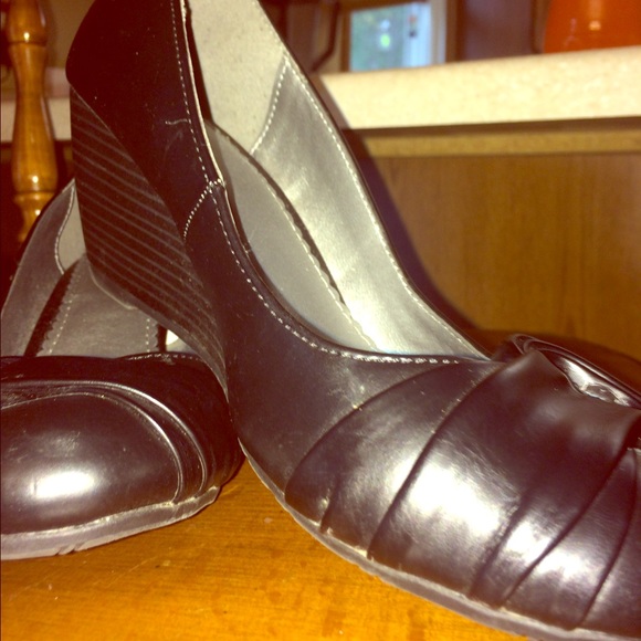 Xhilaration black wedge heels