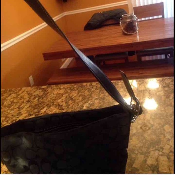 Black bucket style signature coach - Picture 2 of 4