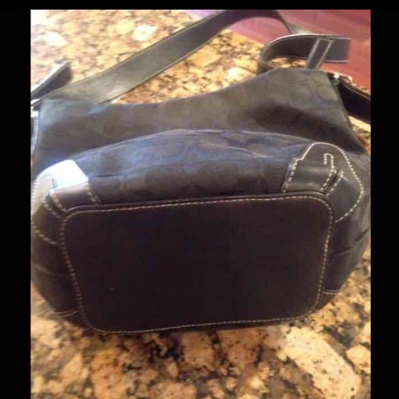 Black bucket style signature coach - Picture 4 of 4