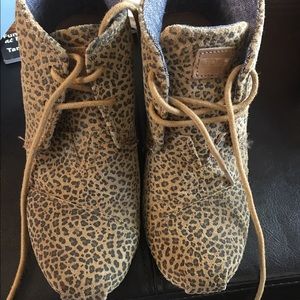 Toms leopard desert wedges