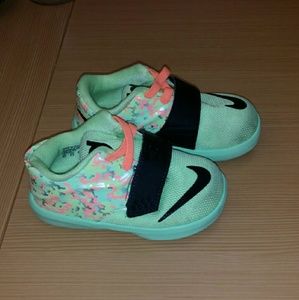 Toddler Nike tennis shoes