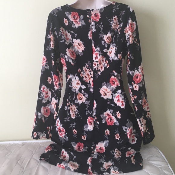 Adorable floral bell sleeve dress - Picture 2 of 3