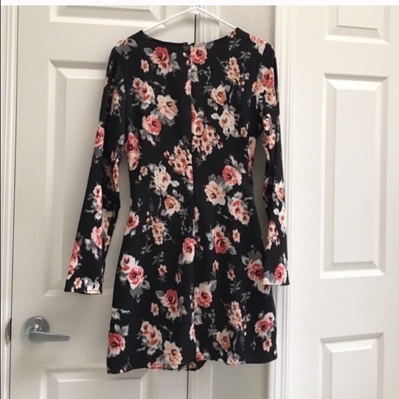 Adorable floral bell sleeve dress - Picture 3 of 3