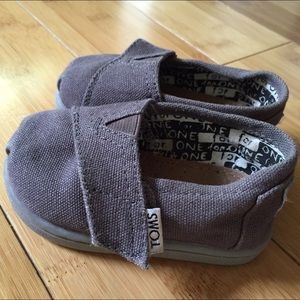 Toms grey size T4 canvas