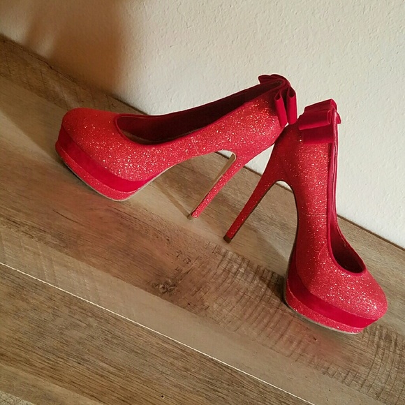 Amazing reds pumps! Like new! Size 8