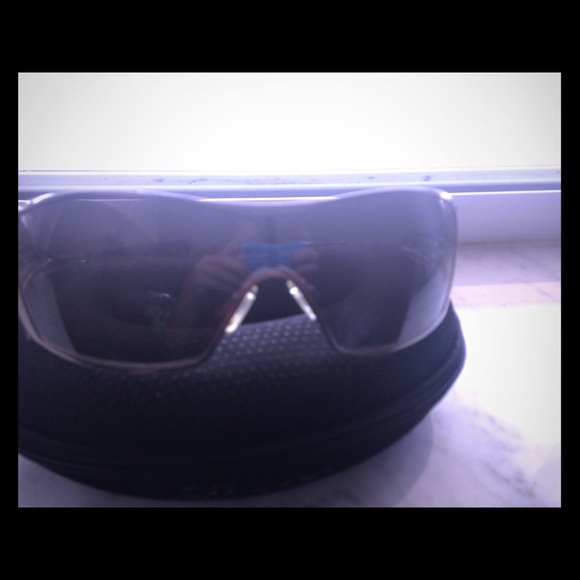 OAKLEY DART GLASSES (comes with original case)