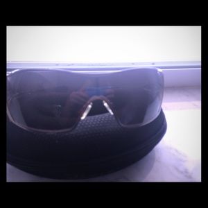 OAKLEY DART GLASSES (comes with original case)