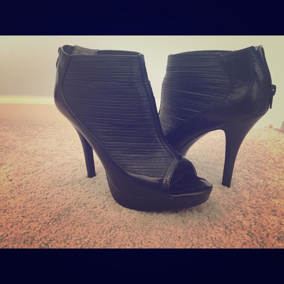 Carlos Santana stylish ribbed pump.