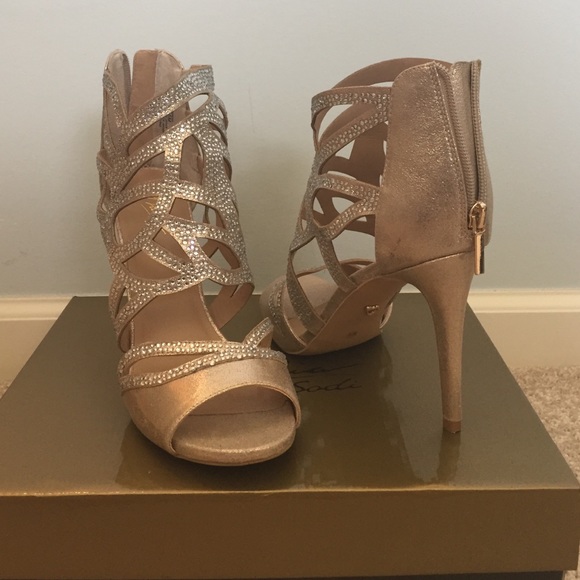 Perfect holiday pump! Worn 1x!