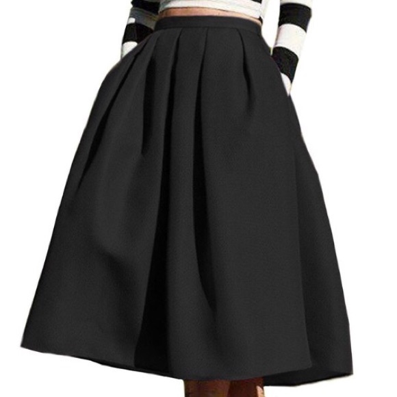 Black midi-length skirt pleated with pockets