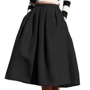 Black midi-length skirt pleated with pockets