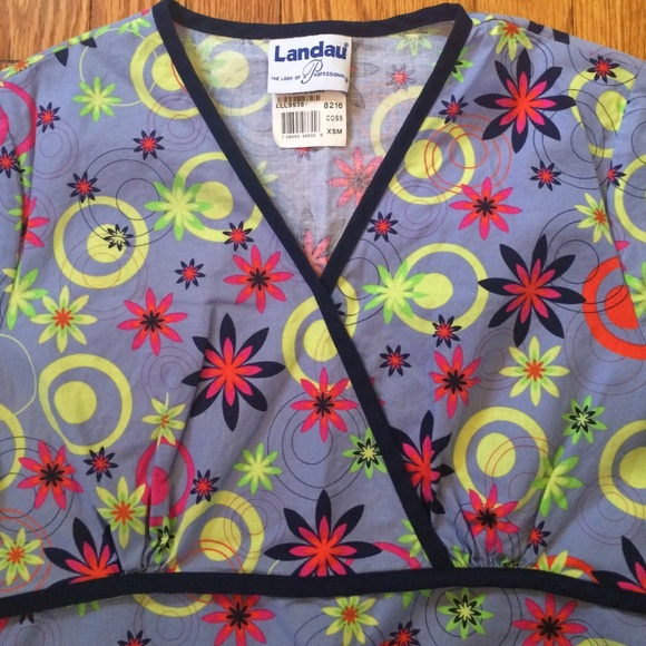 ❌SOLD❌ Women's scrubs top - Picture 2 of 2