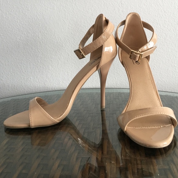 New never worn nude pumps