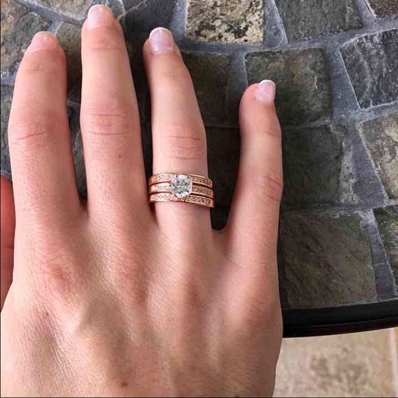 Round Rose Gold Engagement Wedding Ring Set - Picture 2 of 4