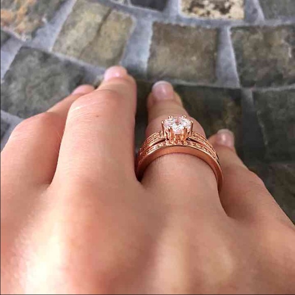 Round Rose Gold Engagement Wedding Ring Set - Picture 3 of 4