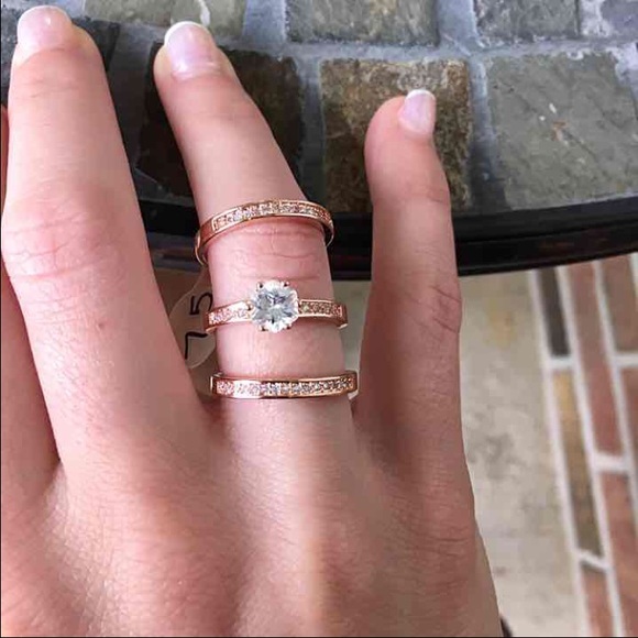 Round Rose Gold Engagement Wedding Ring Set - Picture 4 of 4