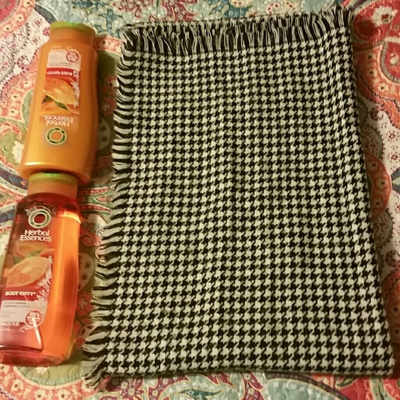 Merona hounds tooth blanket scarf. Gorgeous - Picture 3 of 4