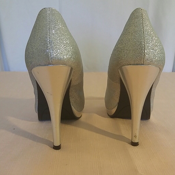 RAMPAGE Peep Toe Silver Heels Size 8MM - Picture 2 of 4